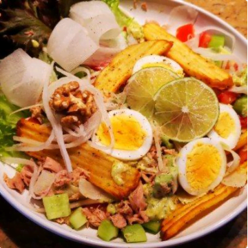 金槍魚雞蛋法式酸奶油沙拉，這道沙拉營養(yǎng)豐富，最適合做營養(yǎng)餐了